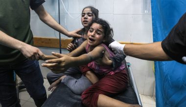 Ισραηλινό σφυροκόπημα στη Γάζα: Καταρρέουν τα νοσοκομεία – «Αυτός είναι ένας πόλεμος ενάντια στα παιδιά»