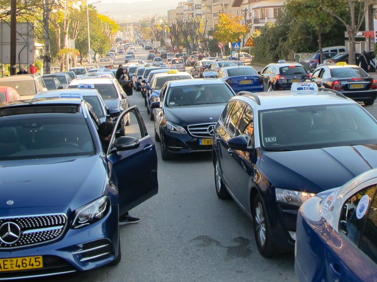 «Τραβούν χειρόφρενο» τα ταξί στη Θεσσαλονίκη (βίντεο)