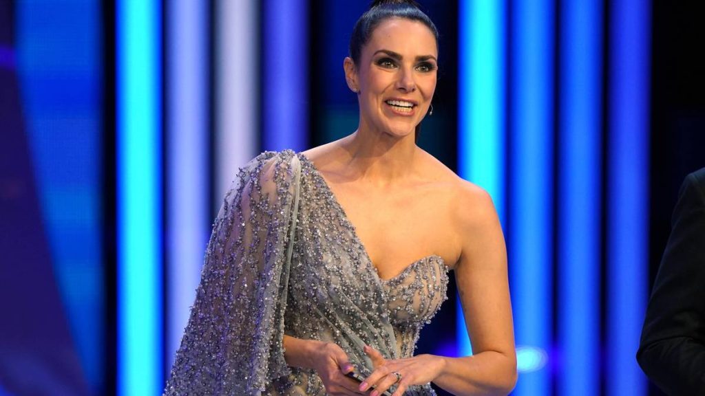 Κλήρωση Euro 2024: «Έκλεψε» την παράσταση με το εντυπωσιακό της φόρεμα η Γερμανίδα παρουσιάστρια