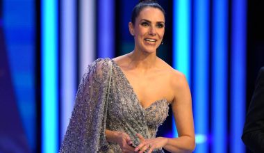Κλήρωση Euro 2024: «Έκλεψε» την παράσταση με το εντυπωσιακό της φόρεμα η Γερμανίδα παρουσιάστρια
