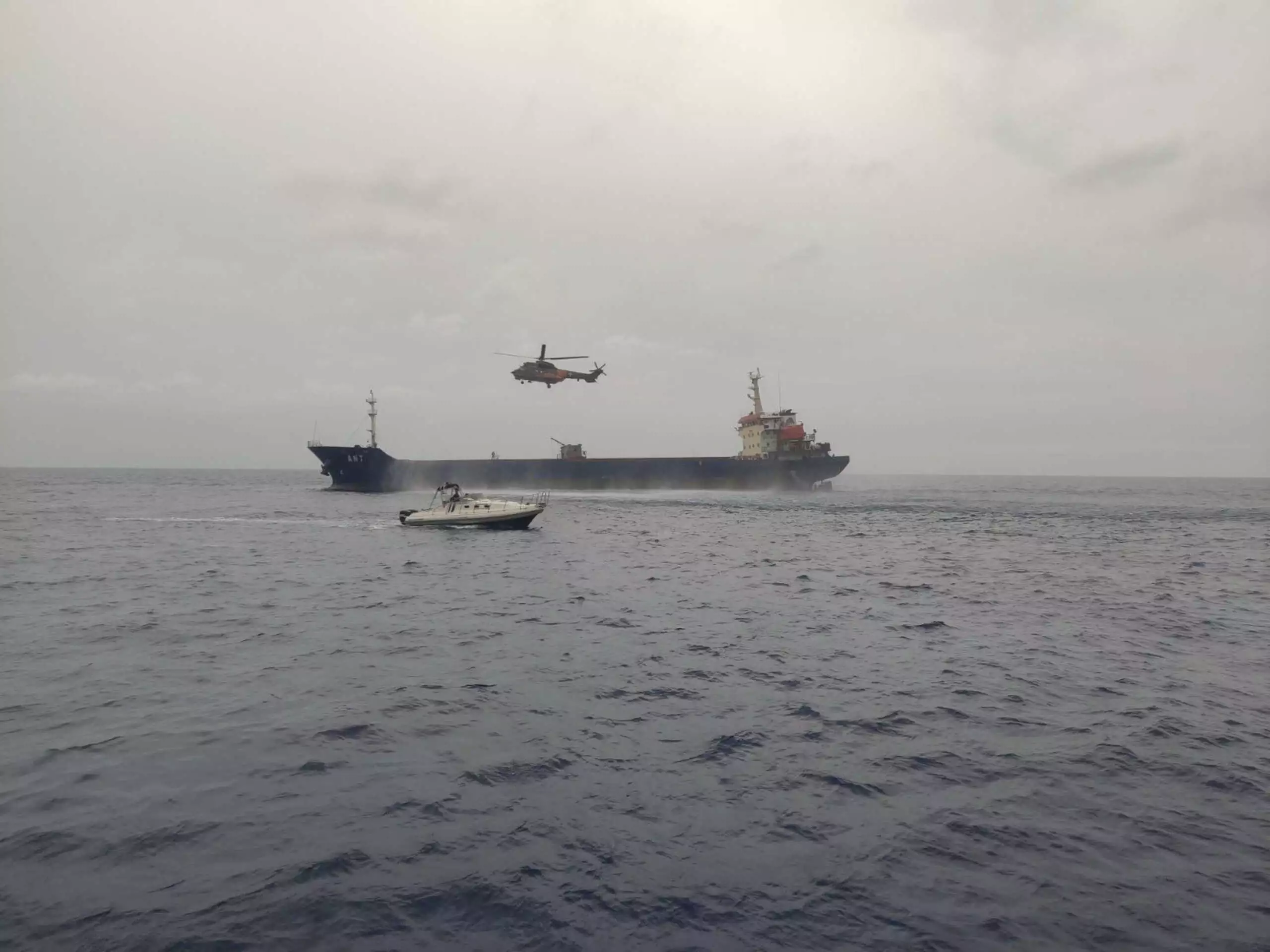 Μηχανική βλάβη σε φορτηγό πλοίο με 15 ναυτικούς κοντά στο λιμάνι της Μυτιλήνης