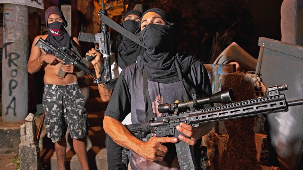 Βίντεο: Η Βραζιλία είναι μία άγρια χώρα – Μάχη «ρουτίνας» μεταξύ συμμοριών σε φαβέλα