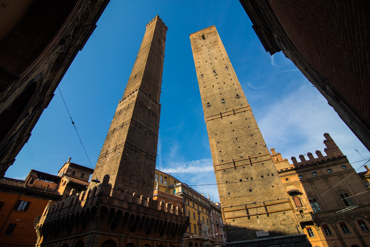 Ιταλία: Κεκλιμένος πύργος στη Μπολόνια κινδυνεύει να καταρρεύσει (φώτο)