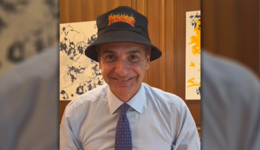 Ο Κ.Μητσοτάκης στο TikTok με καπέλο και… σκέιτ για το Youth Pass (βίντεο)