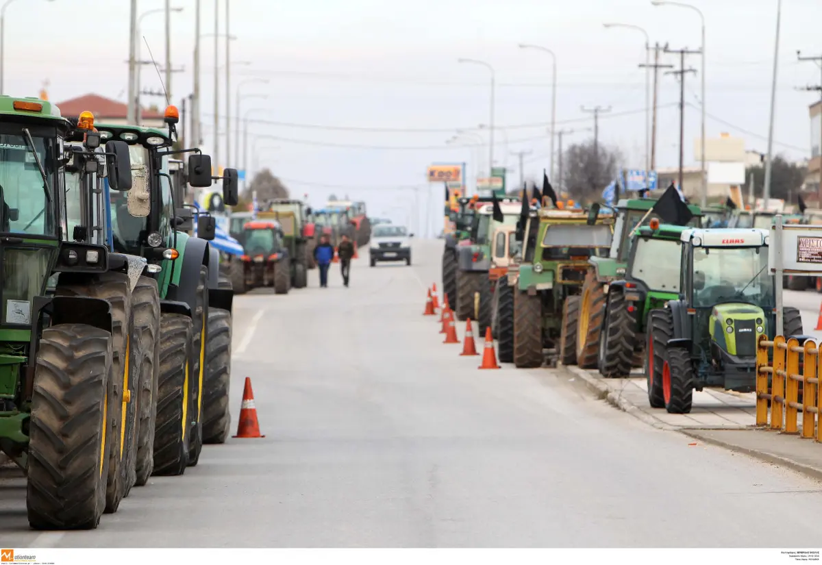 Τύρναβος: Διαμαρτυρία αγροτών για τις ζημιές στις καλλιέργειες – Βγήκαν στους δρόμους με τα τρακτέρ (βίντεο)