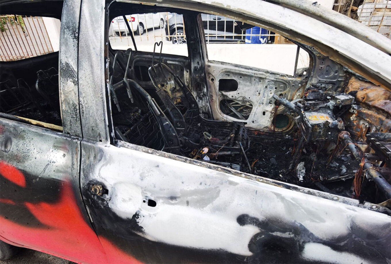 Θρίλερ στο Μενίδι: Η στιγμή της ανάφλεξης του σταθμευμένου αυτοκινήτου – Τούρκος υπήκοος ο νεκρός (upd2 – βίντεο)