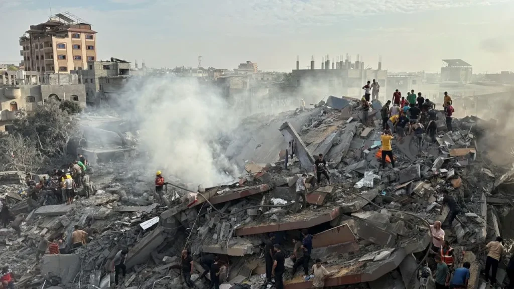 Βίντεο που «κόβει» την ανάσα: Η στιγμή του βομβαρδισμού κτιρίου στη Γάζα