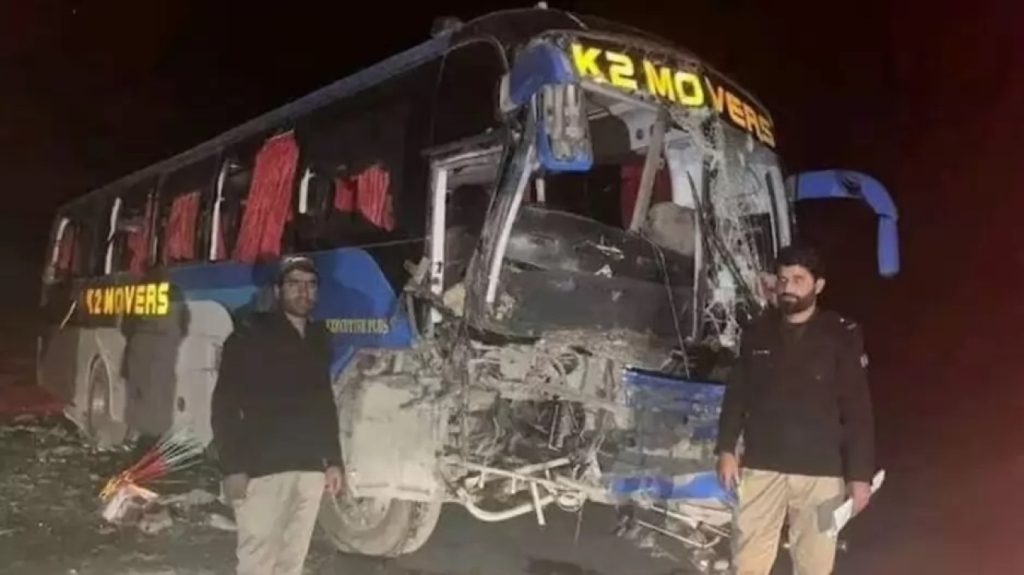Επίθεση ενόπλων σε λεωφορείο με πολίτες στο βόρειο Πακιστάν – Τουλάχιστον 8 οι νεκροί (βίντεο)