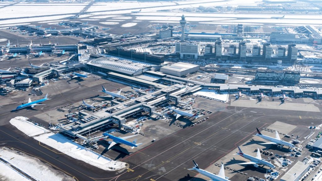 Ολλανδία: Δεκάδες πτήσεις ματαιώθηκαν λόγω χιονόπτωσης