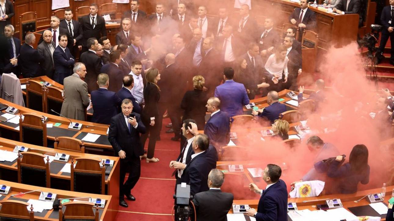Αλβανία: Ένταση και φωτοβολίδες μέσα στην Βουλή από την αντιπολίτευση