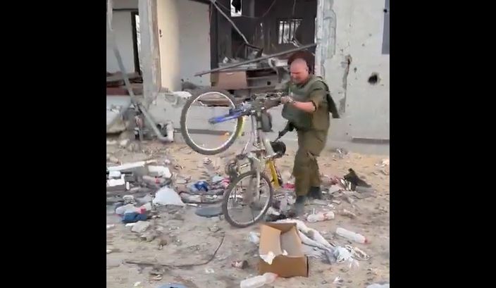 Βίντεο φέρεται να δείχνει Ισραηλινούς στρατιώτες να κάνουν ποδήλατο στη βομβαρδισμένη Γάζα και να γελούν
