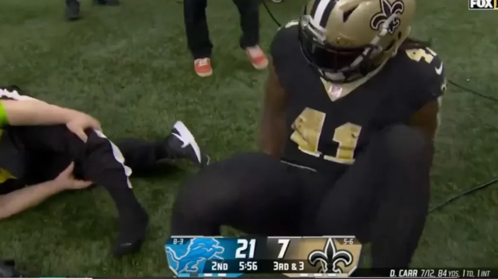 ΗΠΑ: Η στιγμή που αθλητής του αμερικανικού φούτμπολ σπάει το πόδι βοηθού διαιτητή (βίντεο)