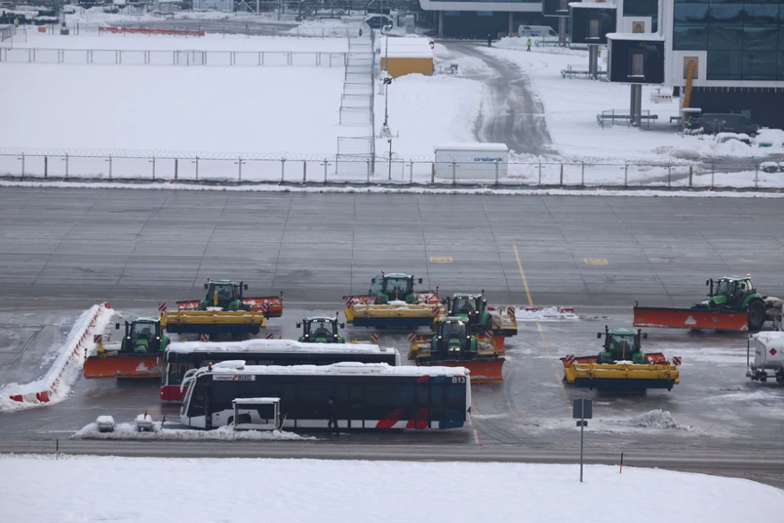 Μόναχο: Νέες ακυρώσεις και αναβολές πτήσεων – «Χάος» με τους παγωμένους διαδρόμους στο αεροδρόμιο
