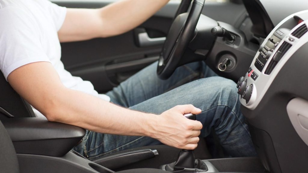 Τα 10 λάθη που κάνουν οι περισσότεροι οδηγοί και βλάπτουν το αυτοκίνητό τους