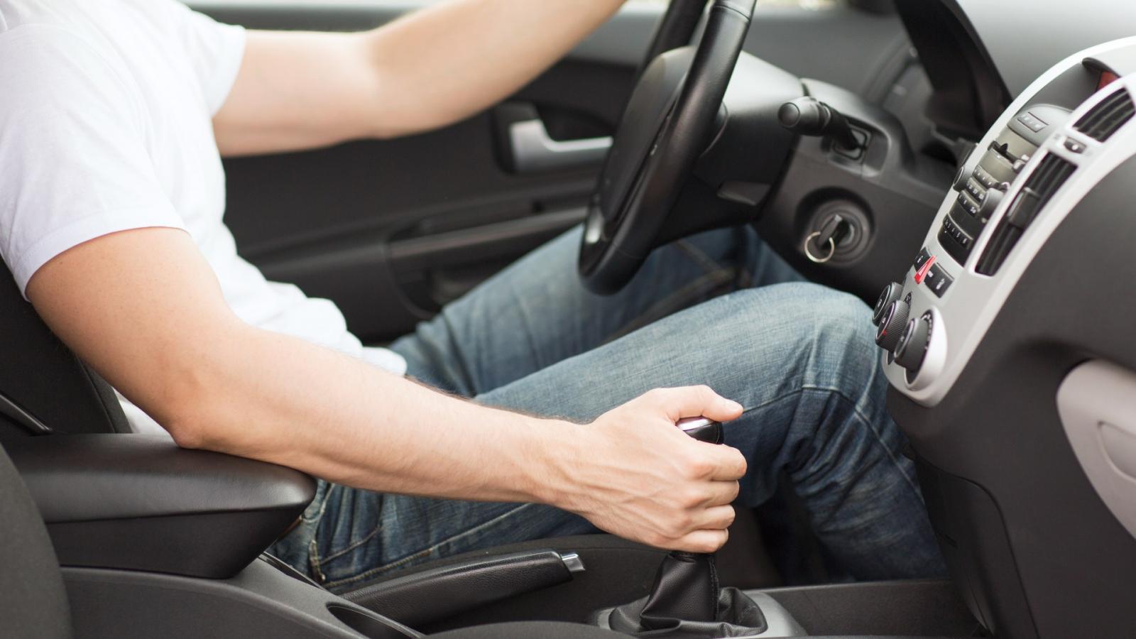 Τα 10 λάθη που κάνουν οι περισσότεροι οδηγοί και βλάπτουν το αυτοκίνητό τους