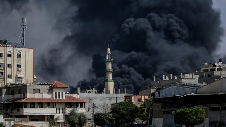 Ο ισραηλινός στρατός βομβαρδίζει την περιοχή του νοσοκομείου Καμάλ Αντουάν στη βόρεια Γάζα