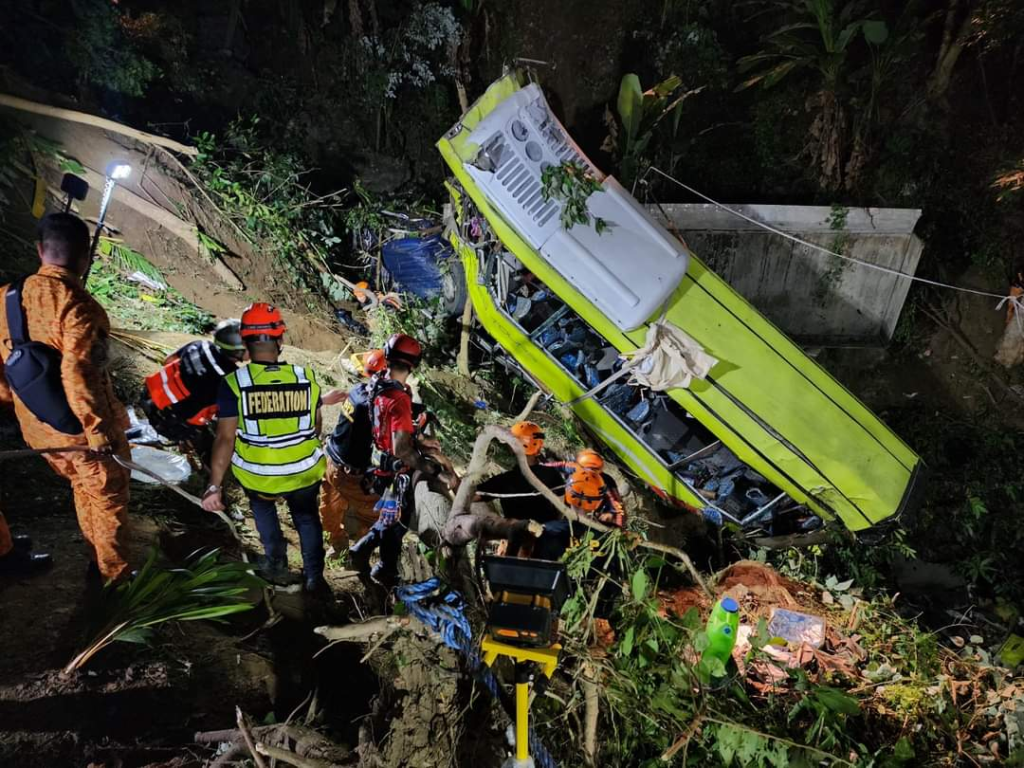 Φιλιππίνες: Λεωφορείο εξετράπη της πορείας του και έπεσε σε χαράδρα – 17 νεκροί (φώτο-βίντεο)