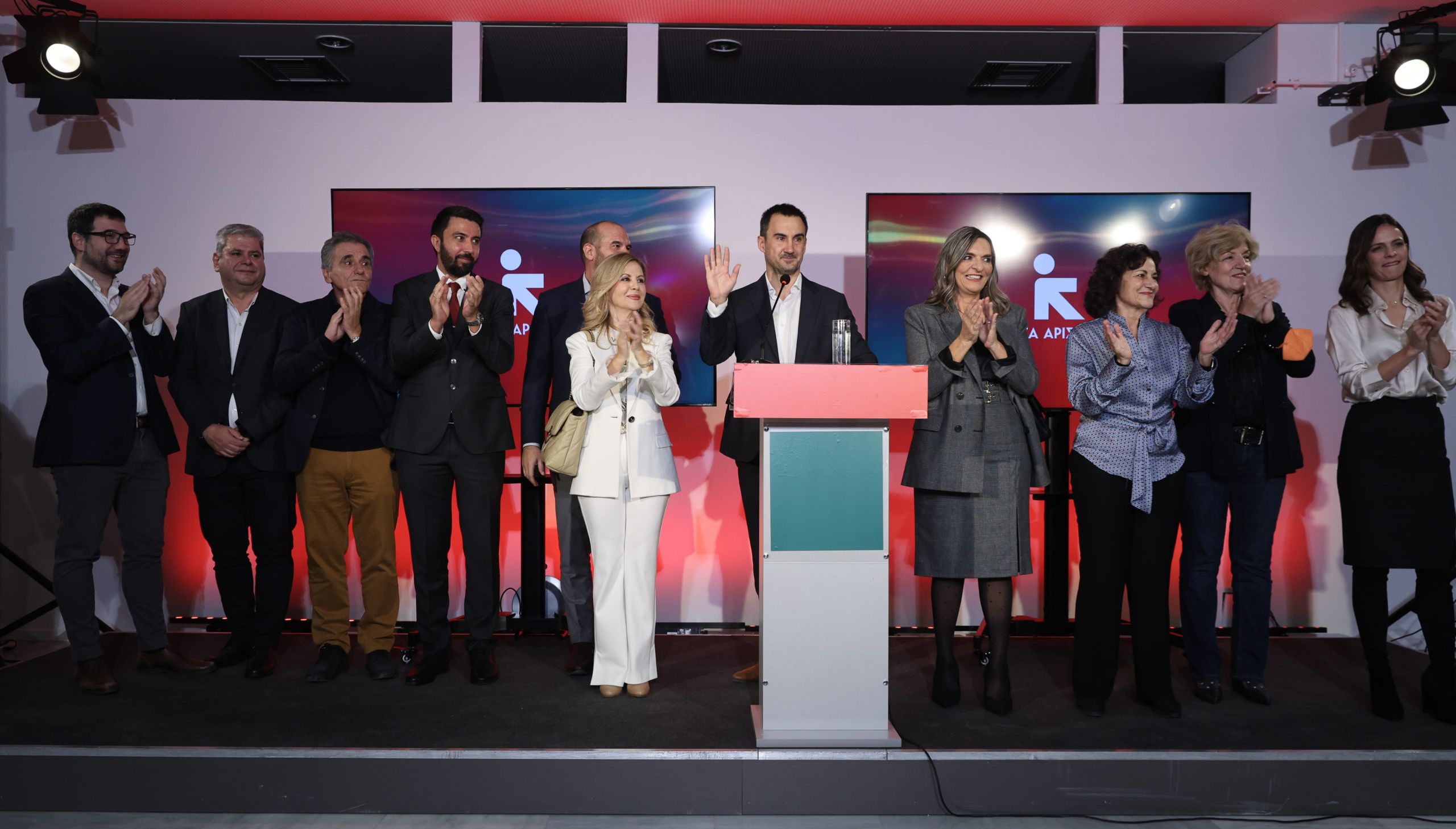 Η πρώτη «μάζωξη» των βουλευτών της Νέας Αριστεράς στο καφενείο της Βουλής