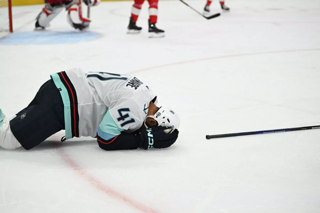 Τραυματισμός παίχτη σε αγώνα χόκεϊ επί πάγου – Παρ’ ολίγον νέα τραγωδία (σκληρές εικόνες)