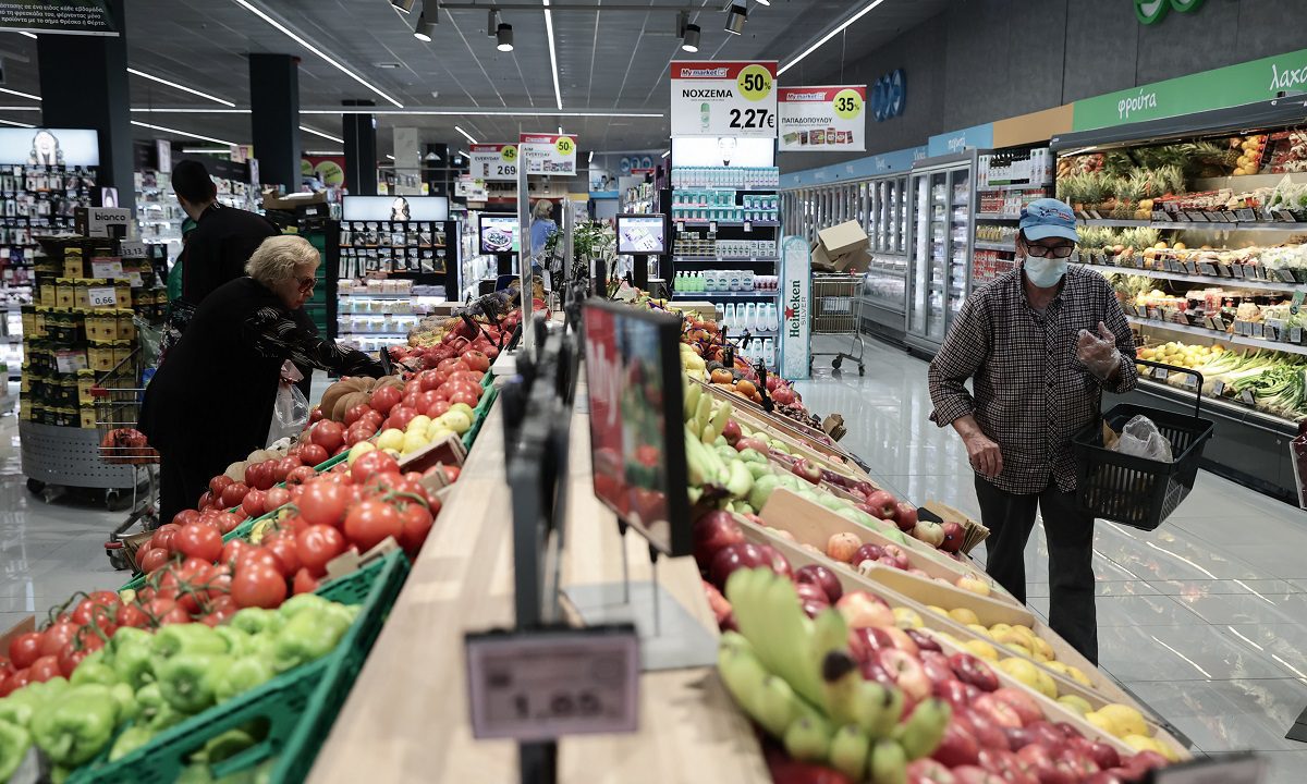 «Καλπάζει» η ακρίβεια στην Ελλάδα – Αυξήσεις έως και 53% στα εποχιακά φρούτα και λαχανικά