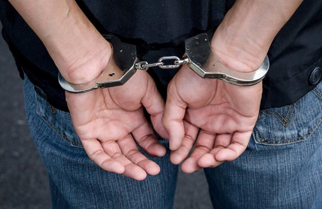 Συνελήφθη 42χρονος που έκανε ληστεία σε φαρμακείο με πιστόλι replica στο κέντρο της Αθήνας