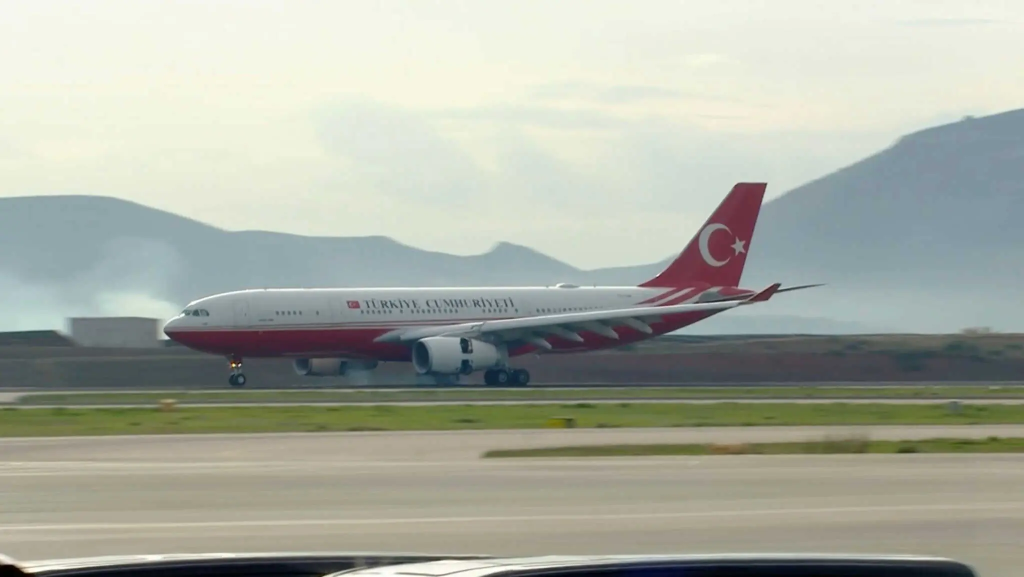 «Πάτησε» Ελλάδα ο Ρ.Τ.Ερντογάν – Έφτασε στο αεροδρόμιο «Ελ.Βενιζέλος» (βίντεο)