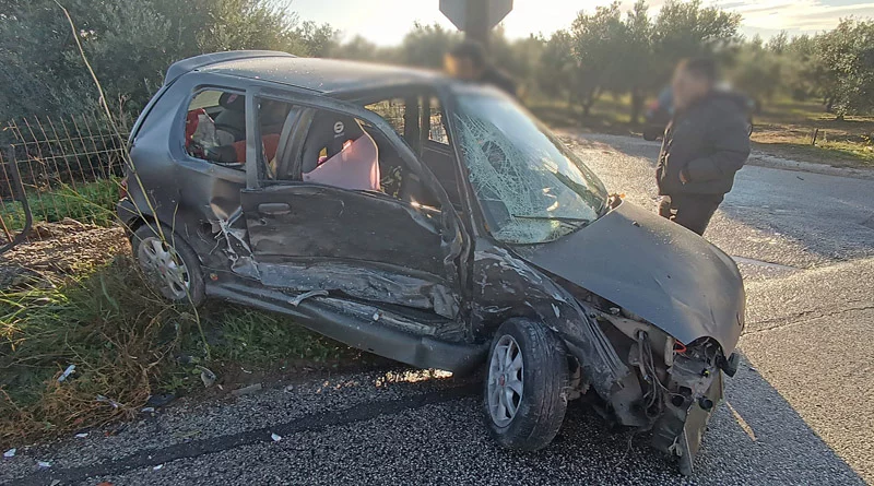 Σπάτα: Σφοδρή σύγκρουση οχημάτων στον δρόμο προς την Παιανία (φώτο)