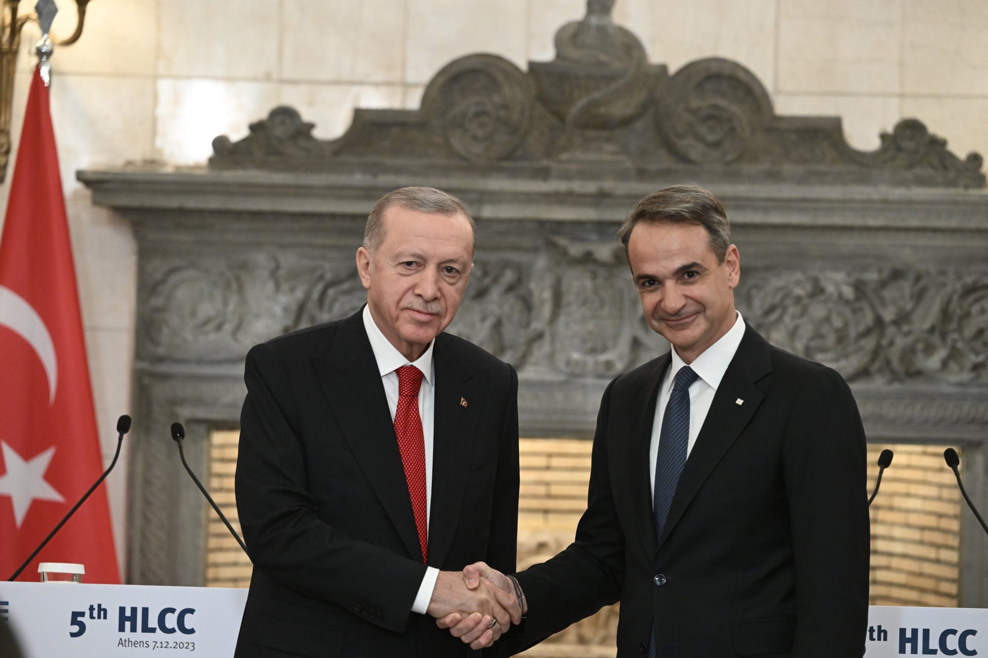 Ο διερμηνέας του Ρ.Τ.Ερντογάν μπέρδεψε τον Κυριάκο Μητσοτάκη με τον πατέρα του… Κωνσταντίνο (βίντεο)