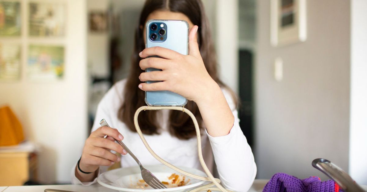 Νέα έρευνα αποκαλύπτει: Από τι κινδυνεύουν οι έφηβοι που χρησιμοποιούν πολλές ώρες το κινητό τους