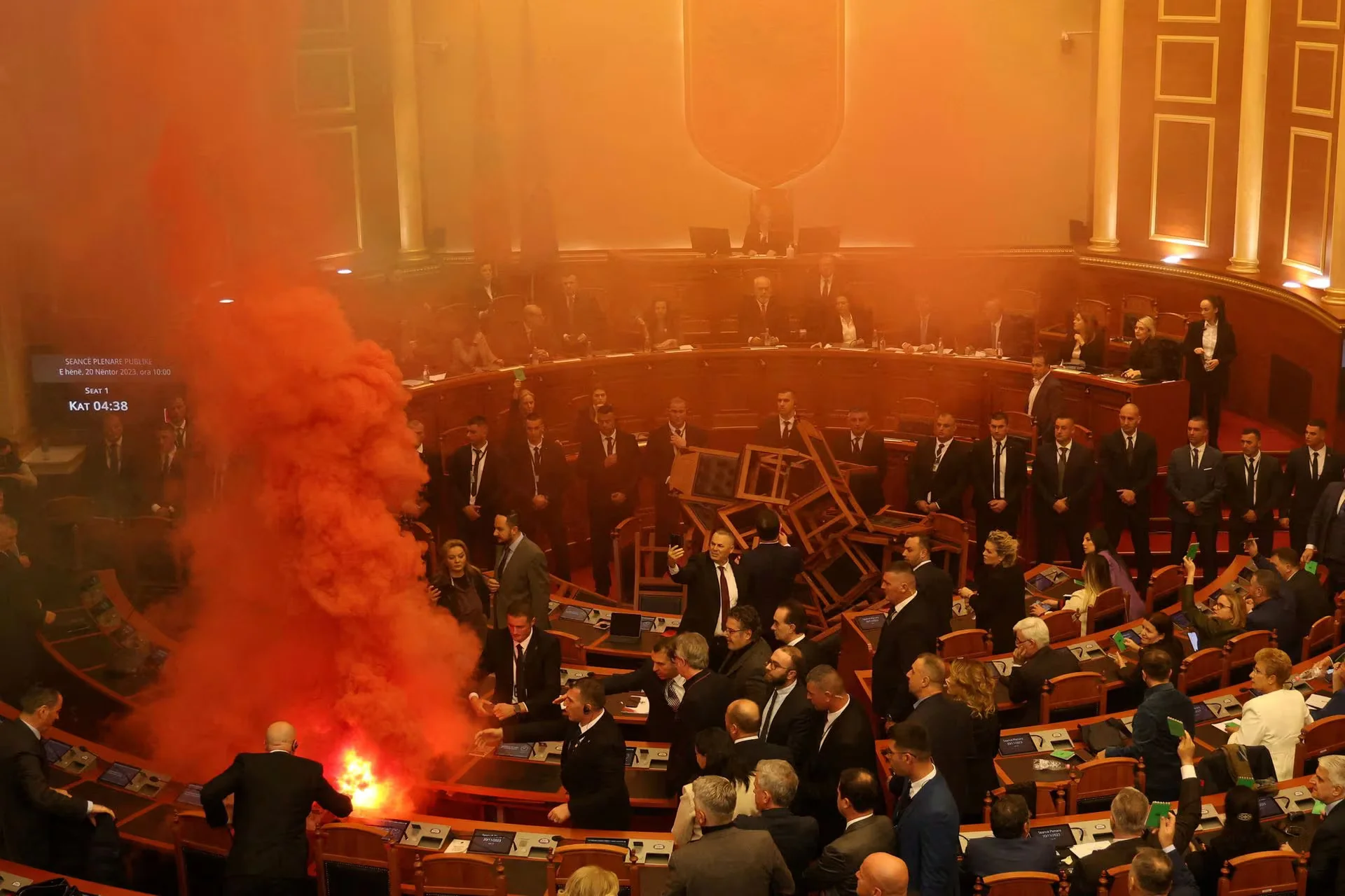 Eπεισόδια στο αλβανικό κοινοβούλιο με καπνογόνα και δυναμιτάκια! (βίντεο)