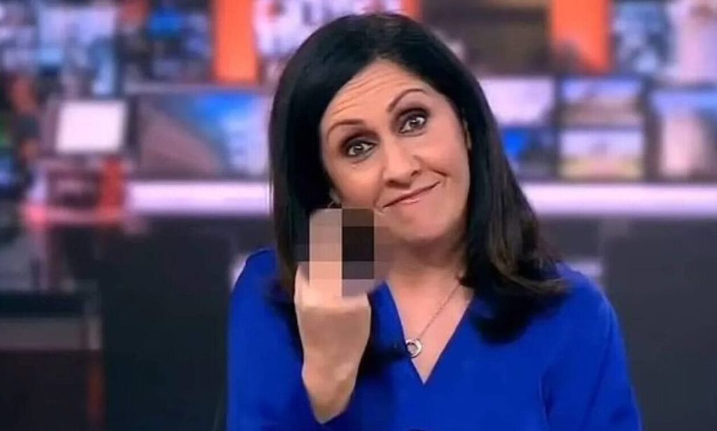 BBC: Ζήτησε συγγνώμη η παρουσιάστρια που ύψωσε το μεσαίο δάχτυλο – «Ήταν ένα χαζό αστείο» 