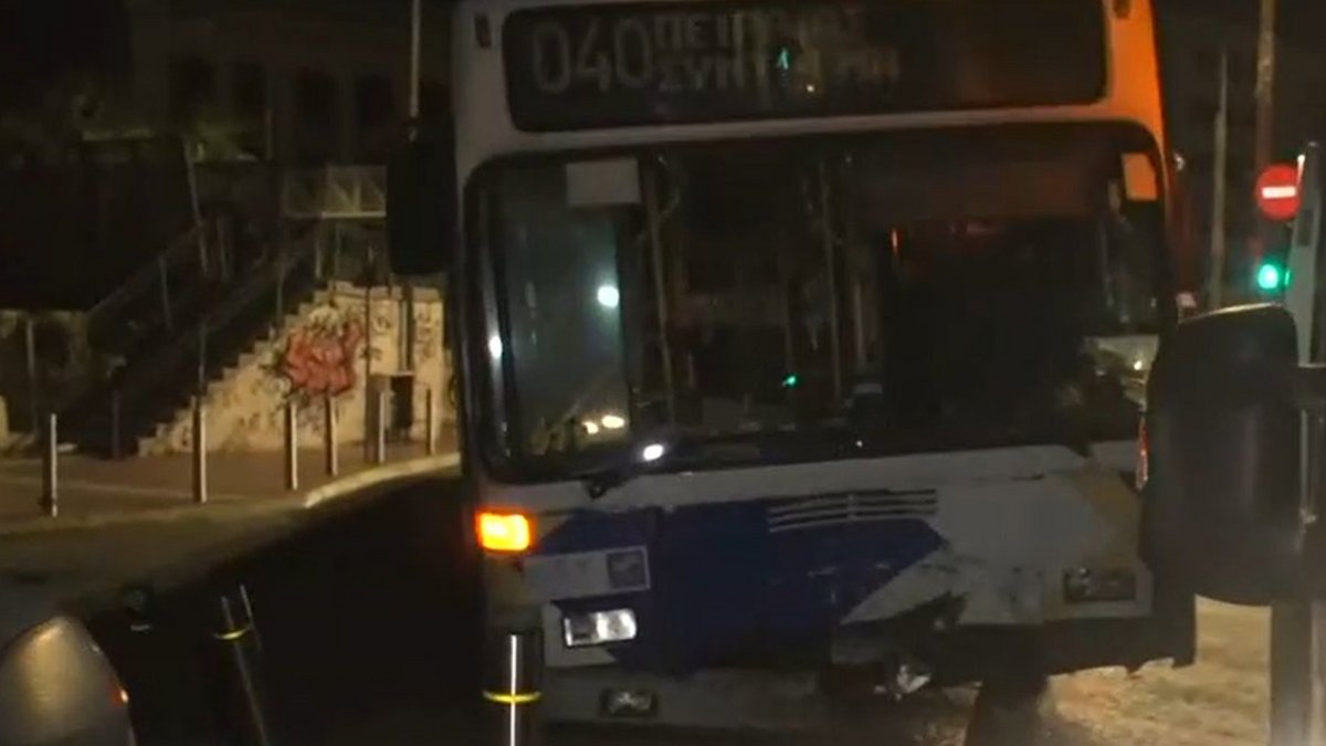 Πειραιάς: Λεωφορείο συγκρούστηκε με αυτοκίνητο – Μία γυναίκα απεγκλωβίστηκε χωρίς τις αισθήσεις της