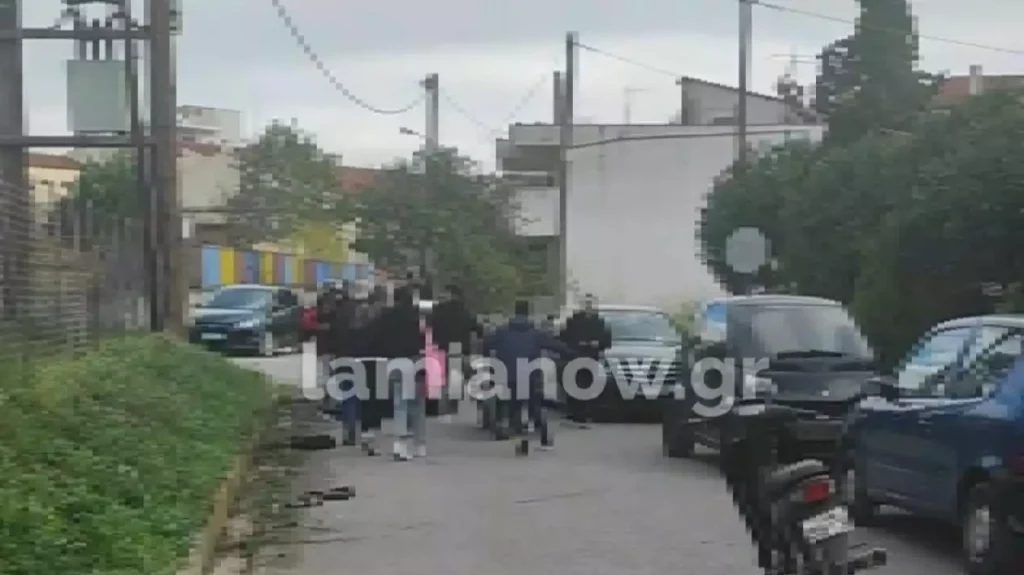 Βίντεο ντοκουμέντο από την άγρια συμπλοκή μαθητών έξω από σχολείο στη Λαμία 