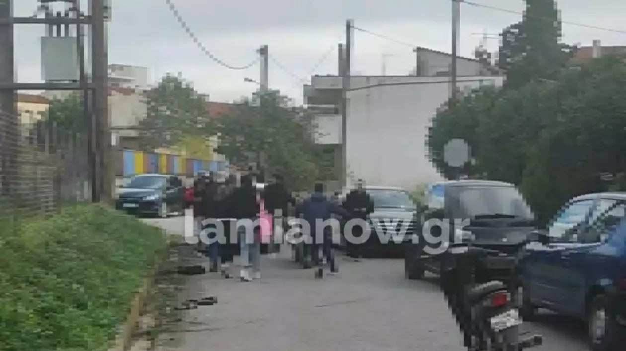 Βίντεο ντοκουμέντο από την άγρια συμπλοκή μαθητών έξω από σχολείο στη Λαμία 
