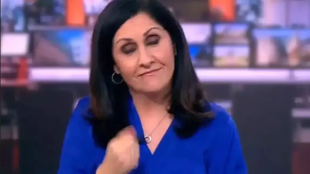 Η στιγμή που παρουσιάστρια του BBC «πιάνεται» στην κάμερα με υψωμένο το μεσαίο της δάχτυλο (βίντεο)