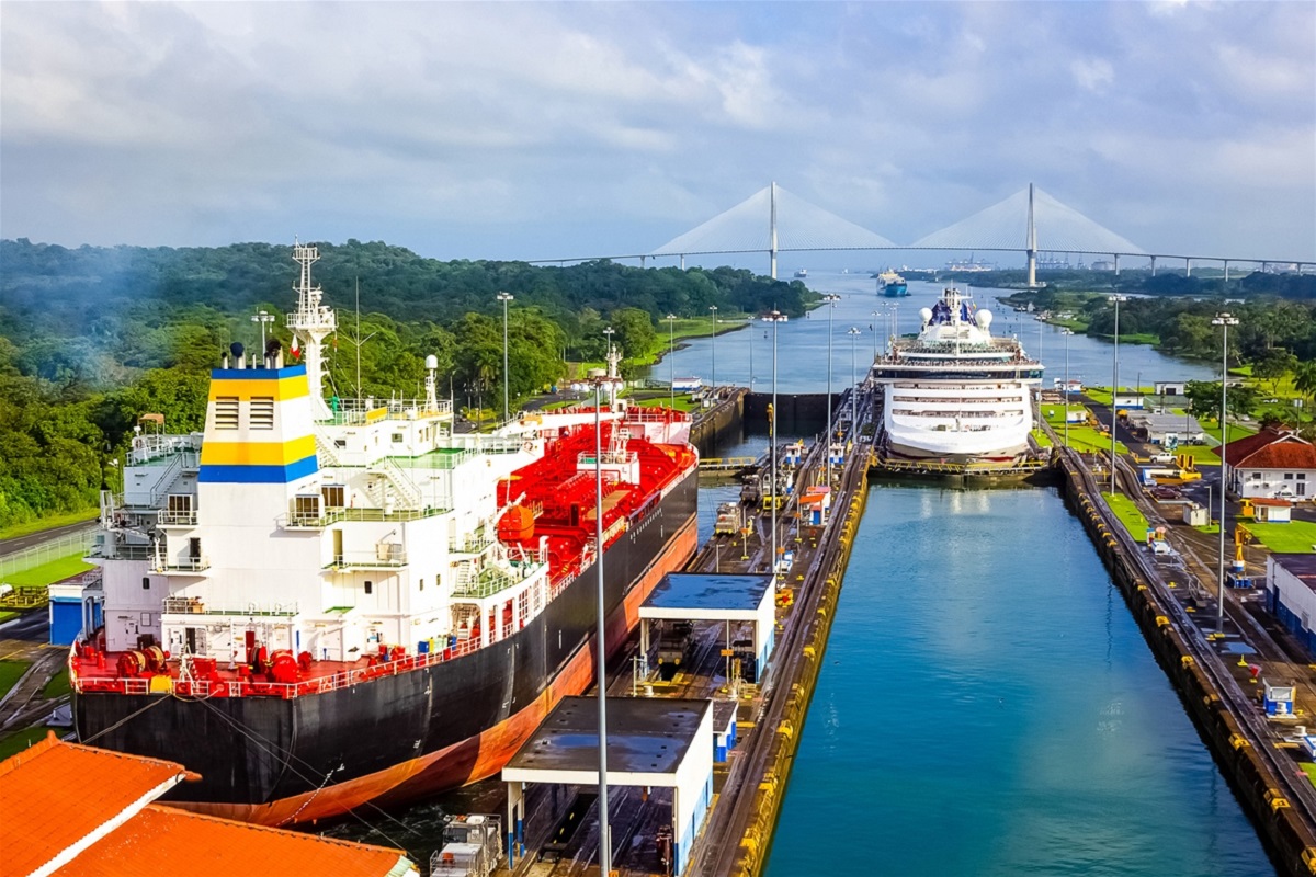 Στην «ουρά» της Διώρυγας του Παναμά τα εμπορικά πλοία – Απειλείται το εμπόριο λόγω ξηρασίας