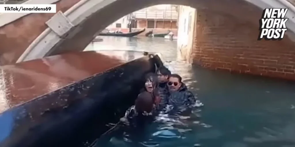 Βενετία: Τουρίστες ανέτρεψαν τη γόνδολά τους επειδή δεν σταματούσαν να τραβούν όρθιοι selfies (βίντεο)