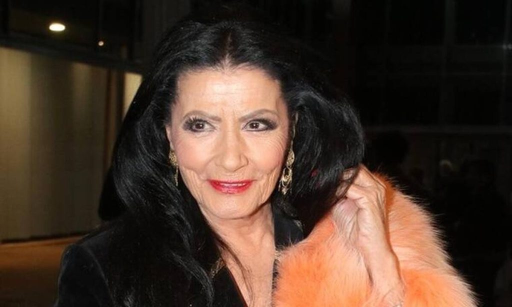 Σπάνια φωτογραφία: Η Ζωζώ Σαπουντζάκη τραγουδά σε νυχτερινό κέντρο τη δεκαετία του ’50