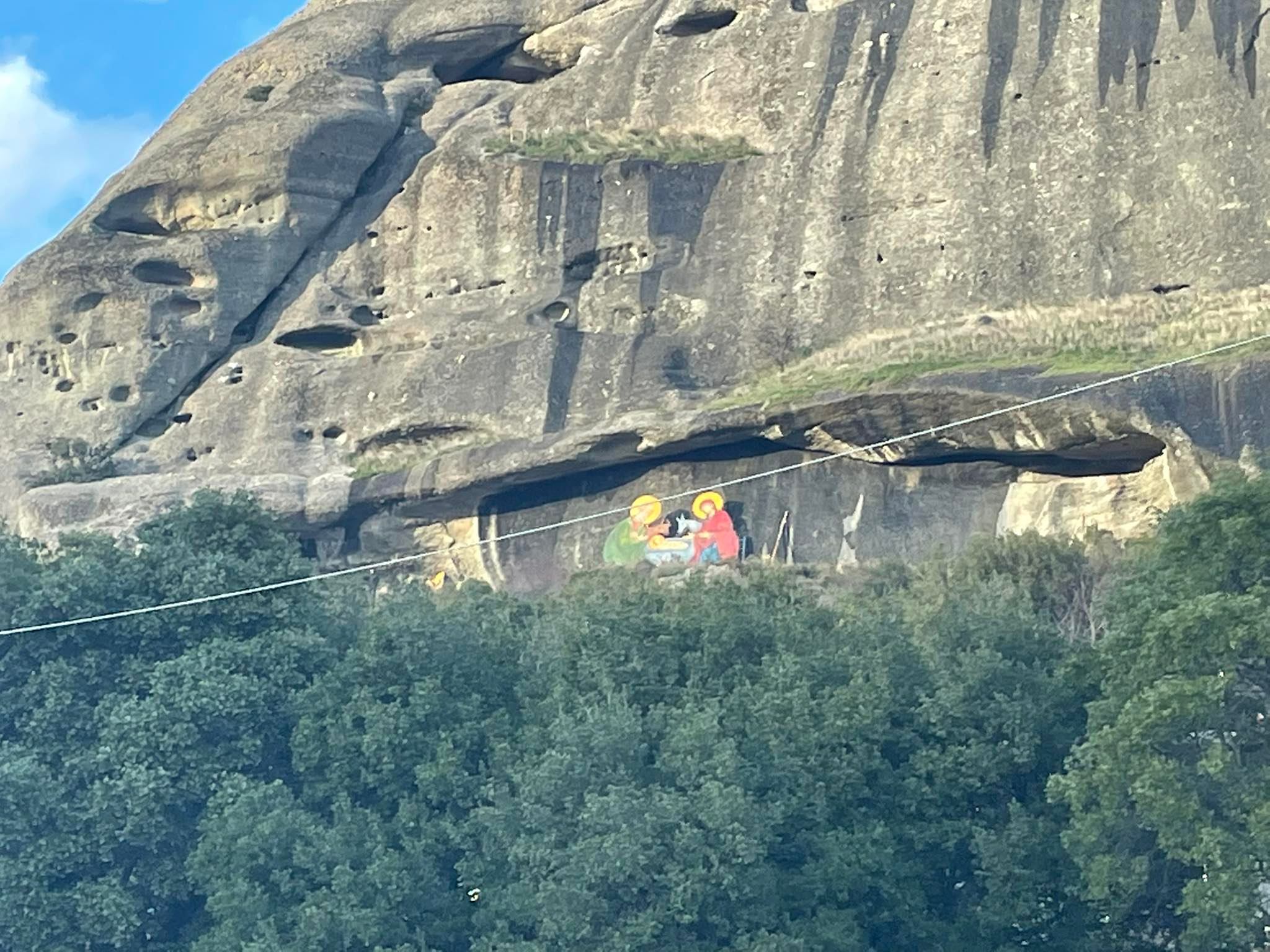 «Το μάτι του Θεού» – Η πανέμορφη φάτνη στα Μετέωρα (βίντεο)