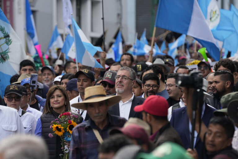 Γουατεμάλα: Επικεφαλής διαδήλωσης «κατά της διαφθοράς» ο εκλεγμένος πρόεδρος Μπερνάρντο Αρέβαλο