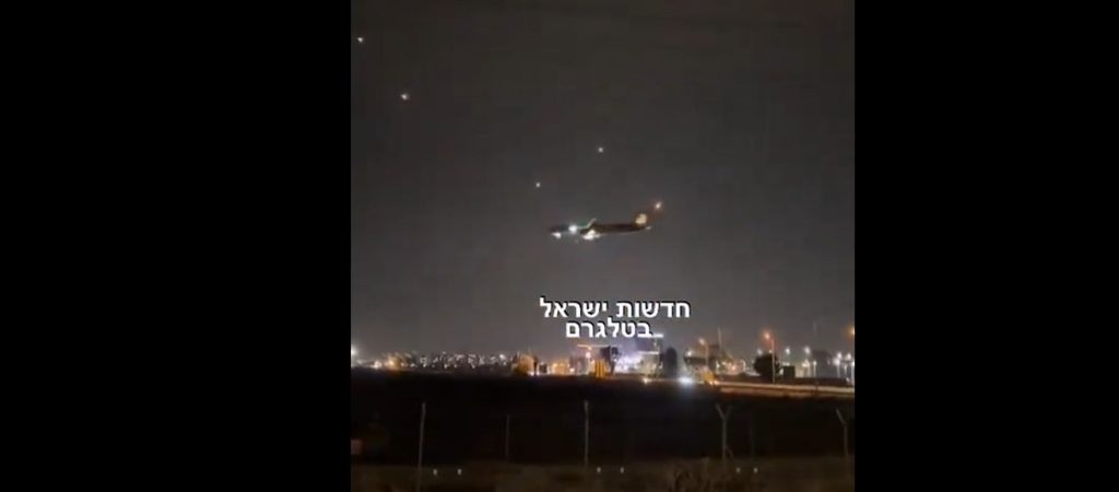 Εντυπωσιακό βίντεο από τον ουρανό του Τελ Αβίβ: Αεροπλάνο πετά την ώρα που αναχαιτίζονται ρουκέτες