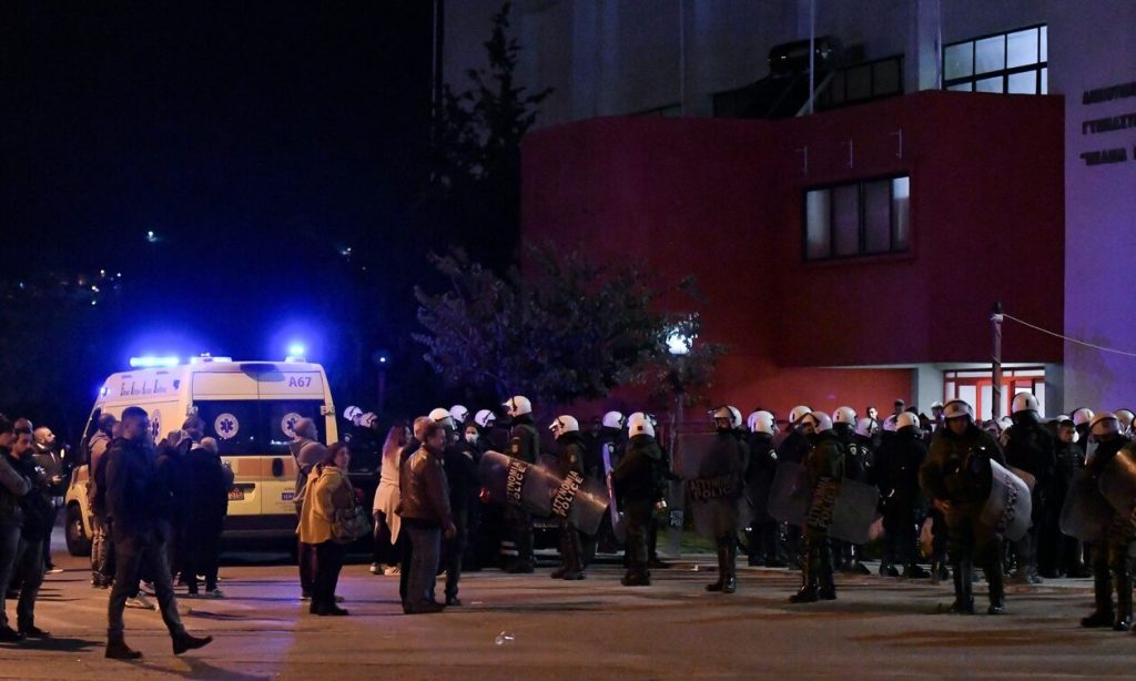 Υπέστη καρδιακή ανακοπή ο αστυνομικός που τον κτύπησαν και τον τραυμάτισαν βαριά με φωτοβολίδα!