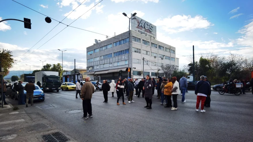 Ρέντη: Συγγενείς έκλεισαν την Πέτρου Ράλλη – Ζητούν να επικοινωνήσουν με τους 424 προσαχθέντες για τον τραυματισμό του αστυνομικού