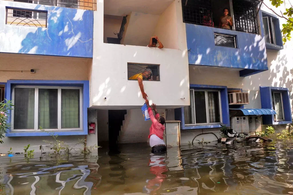 Ινδία: «Σάρωσε» την πόλη Τσενάι ο κυκλώνας Μιτσάουνγκ – Τουλάχιστον 14 νεκροί από τις πλημμύρες