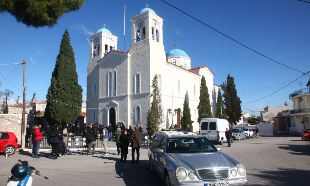 Σαλαμίνα: Σε κλίμα οδύνης η κηδεία της 43χρονης που δολοφονήθηκε από τον 71χρονο σύντροφό της (φώτο)