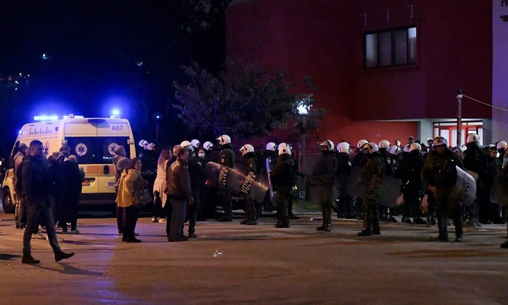 Συνάδελφος του αστυνομικού που τραυματίστηκε στου Ρέντη: «Η ναυτική φωτοβολίδα έφτασε μέχρι το κόκκαλό του – Έκοψε τη μηριαία αρτηρία»