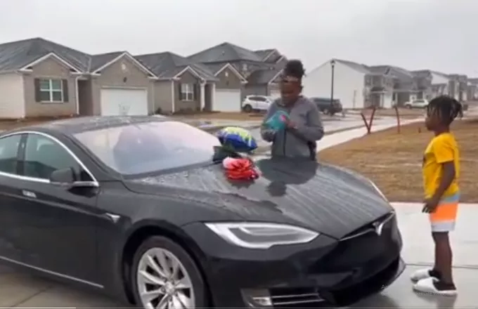 Απίστευτο βίντεο: 16χρονη γίνεται έξαλλη γιατί της έκαναν δώρο αμάξι Tesla αντί για Mercedes