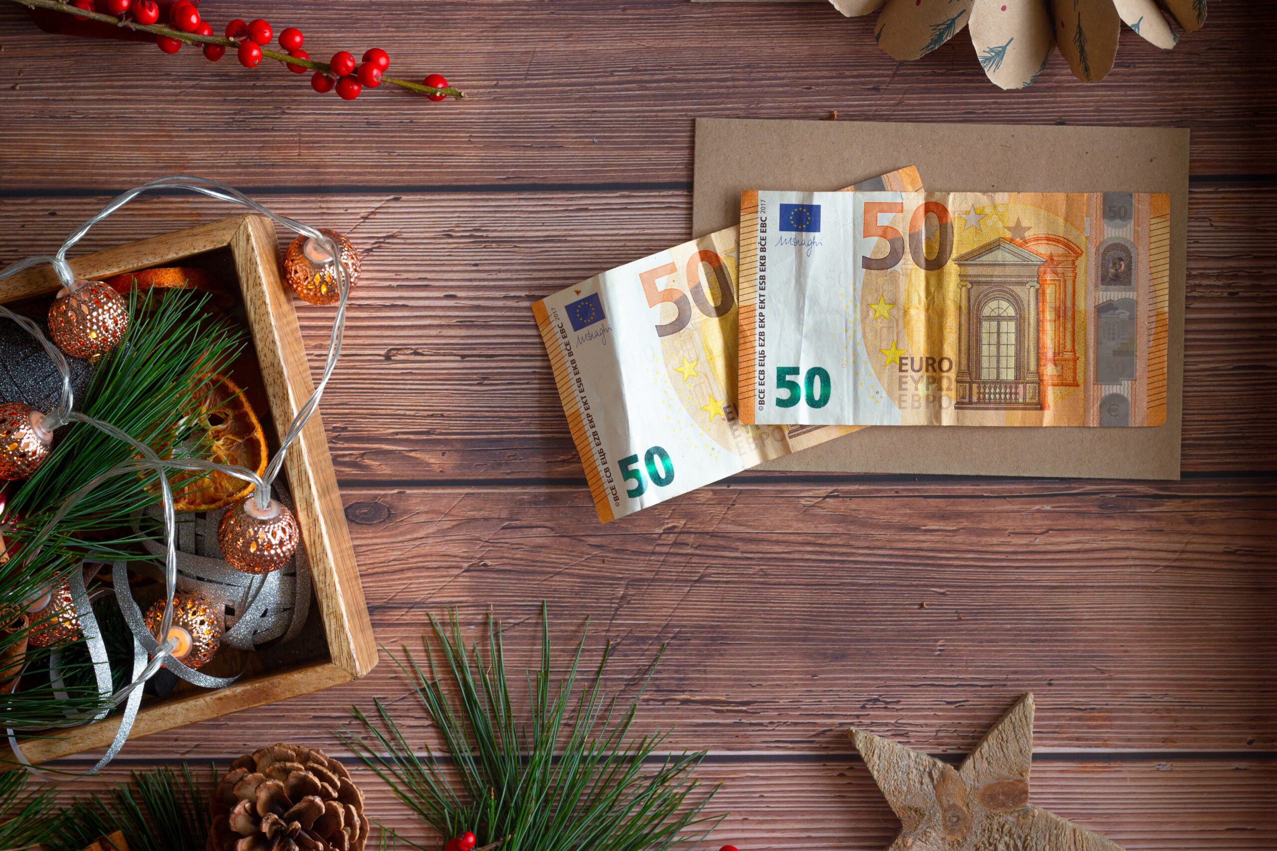 Μπαράζ πληρωμών πριν τα Χριστούγεννα για επιδόματα, συντάξεις και έκτακτα «δώρα» – Όλες οι ημερομηνίες