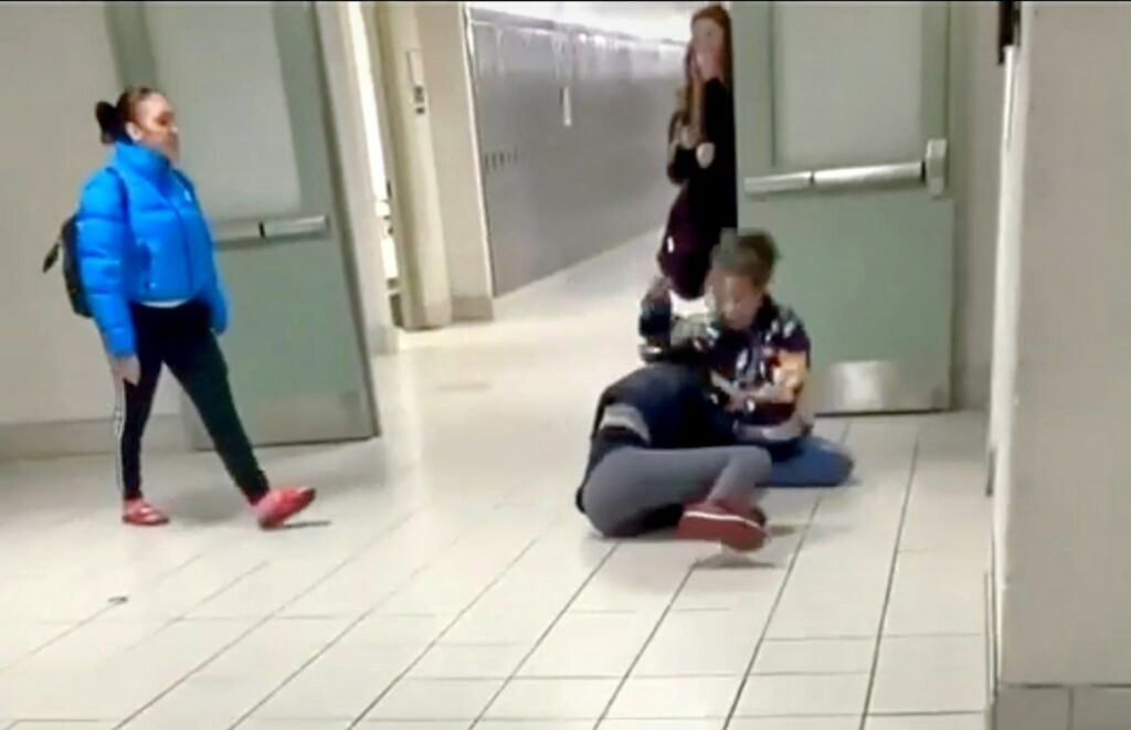 Βίντεο: Άγριο ξύλο στο σχολείο – Ο «νταής» έφαγε της χρονιάς του