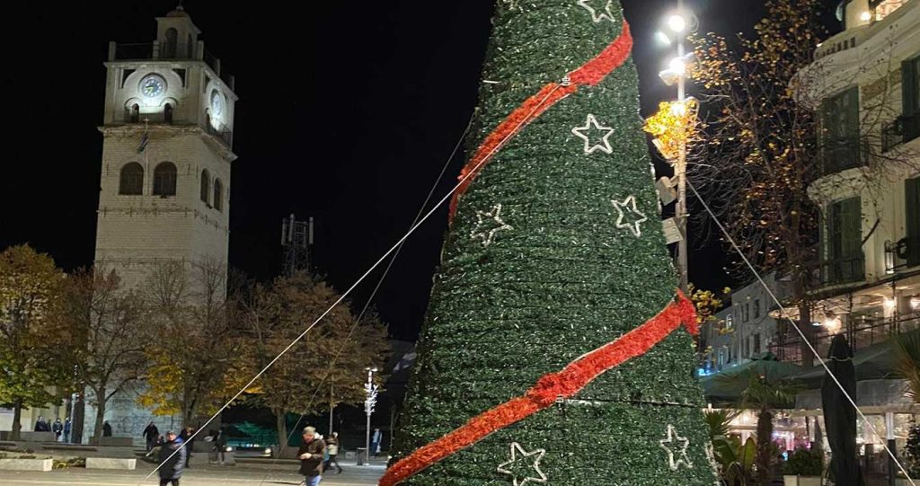 Κοζάνη: Μία πρόταση γάμου που θα μείνει αξέχαστη – Έγινε κατά την φωταγώγηση του χριστουγεννιάτικου δέντρου (βίντεο)